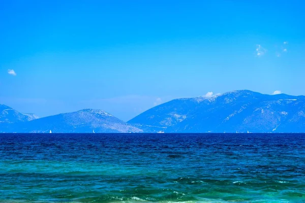 Θάλασσα Ορεινό Τοπίο Ορεινό Ακτή Στον Ορίζοντα Και Σαφή Μπλε — Φωτογραφία Αρχείου
