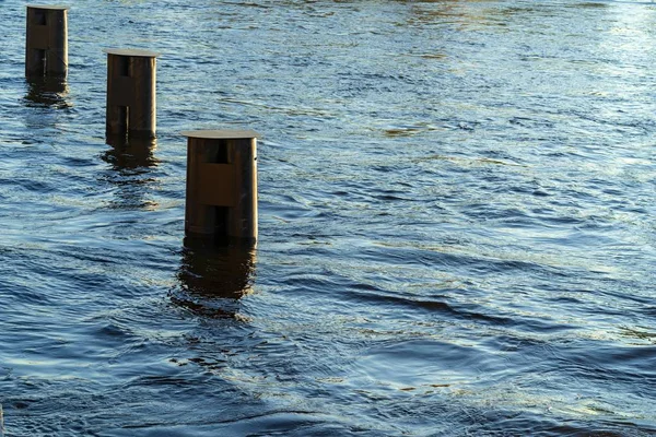 Três Velhas Colunas Ferro Suporte Fecham Água Rio — Fotografia de Stock