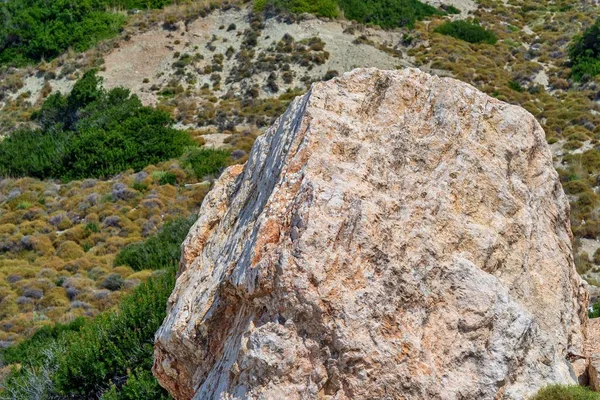 Ein Großer Stein Auf Einem Undeutlichen Hintergrund Einer Naturlandschaft Nahaufnahme — Stockfoto