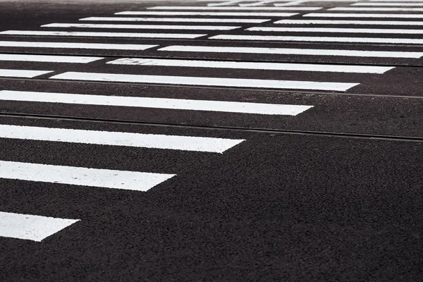 Straßenmarkierung Des Zebrastreifens Auf Asphalt Nahaufnahme Für Einen Hintergrund — Stockfoto