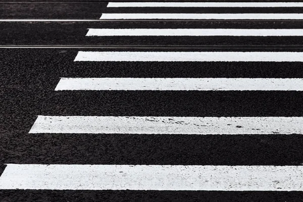 Straßenmarkierung Des Zebrastreifens Auf Asphalt Nahaufnahme Für Einen Hintergrund — Stockfoto