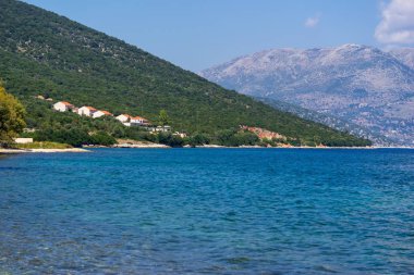 güzel deniz manzara ve ufuk büyük tepeler ve dağlar gökyüzü ve boş alan bir sürü arka planı