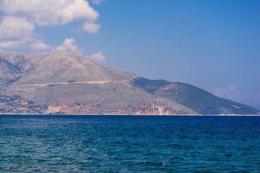 güzel deniz manzara ve ufuk büyük tepeler ve dağlar gökyüzü ve boş alan bir sürü arka planı