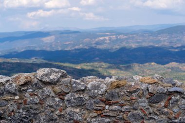 eski ve antik taş closeup doğal peyzaj belli belirsiz bir arka plan üzerinde duvar.
