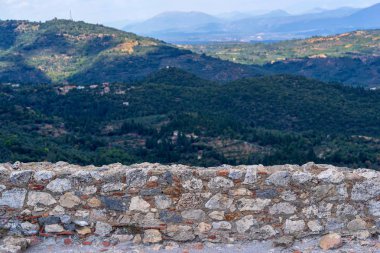 eski ve antik taş closeup doğal peyzaj belli belirsiz bir arka plan üzerinde duvar.