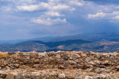 eski ve antik taş closeup doğal peyzaj belli belirsiz bir arka plan üzerinde duvar.