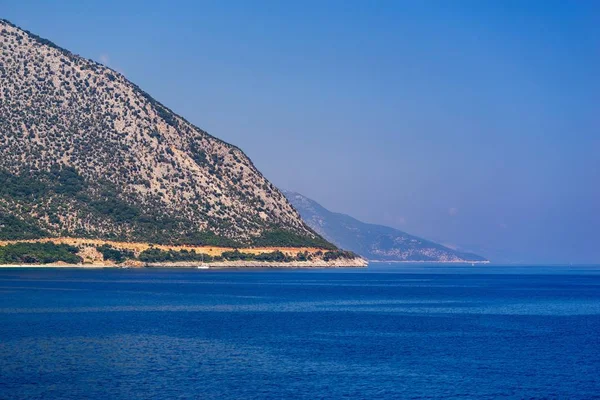 Die Schöne Meereslandschaft Und Der Horizont Mit Großen Hügeln Oder — Stockfoto