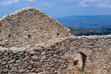 tahrip olmuş ve eski antik taş closeup gökyüzünün ve belirsiz manzara arka planda arka plan karşı Harabeleri