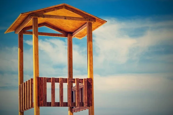 Одна Пляжная Деревянная Смотровая Башня Спасателей Крупным Планом Фоне Неба — стоковое фото