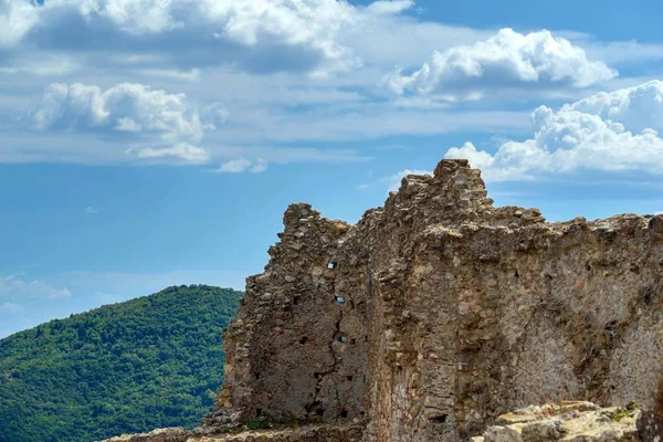 Ruínas Pedra Antigas Destruídas Velhas Fecham Contra Fundo Céu — Fotografia de Stock