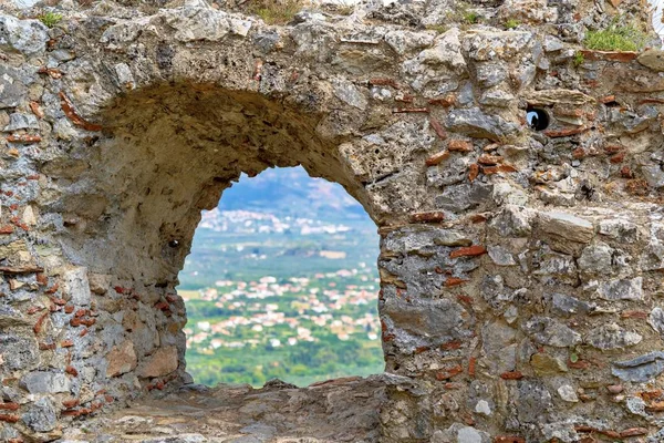 tahrip olmuş ve eski antik taş closeup açılış bir kemer ile kalıntıları.