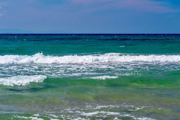 海洋和沿海景观的冲浪与白色泡沫波 — 图库照片