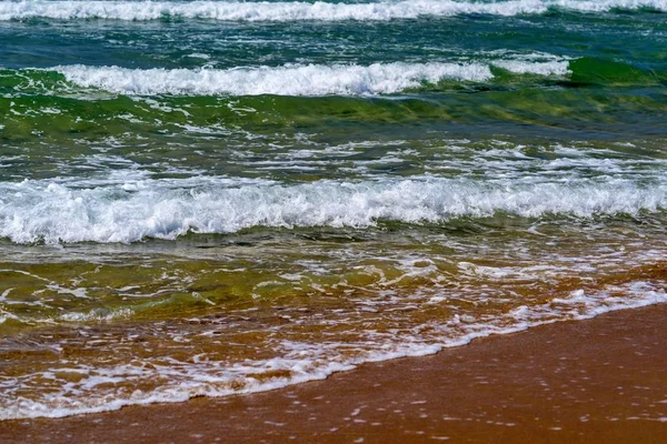 Zee Kustlandschap Van Een Branding Met Een Witte Schuim Golf — Stockfoto