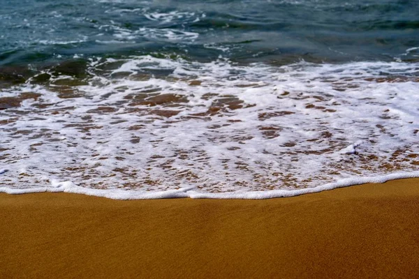 Море Прибрежный Пейзаж Серфинга Белой Пеной Волной — стоковое фото