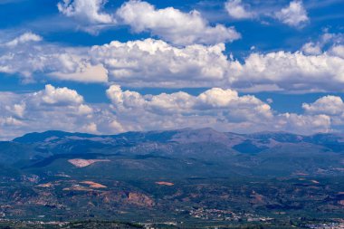 Dağın yüksekliği arazi yüzeyden kırsal şehirler ve köyler ve bulutlu gökyüzü güzel panoramik manzara