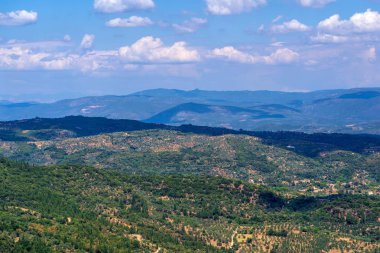 kırsal güzel panoramik manzara dağ yükseklikten arazi yüzey ve bulutlu gökyüzü