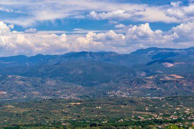 Dağın yüksekliği arazi yüzeyden kırsal şehirler ve köyler ve bulutlu gökyüzü güzel panoramik manzara