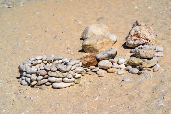 Абстрактные Небольшие Каменные Группы Пирамиды Выложены Пляже Песка — стоковое фото