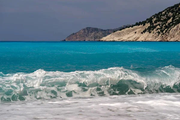 Bela Paisagem Surfe Espuma Horizonte Mar Com Colinas Encostas — Fotografia de Stock