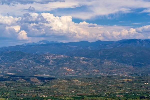 kırsal güzel panoramik manzara dağ yükseklikten arazi yüzey ve bulutlu gökyüzü