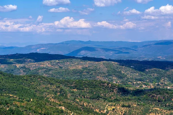 kırsal güzel panoramik manzara dağ yükseklikten arazi yüzey ve bulutlu gökyüzü