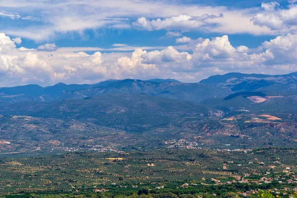 Dağın yüksekliği arazi yüzeyden kırsal şehirler ve köyler ve bulutlu gökyüzü güzel panoramik manzara