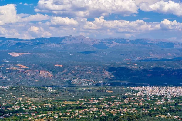 Dağın yüksekliği arazi yüzeyden kırsal şehirler ve köyler ve bulutlu gökyüzü güzel panoramik manzara