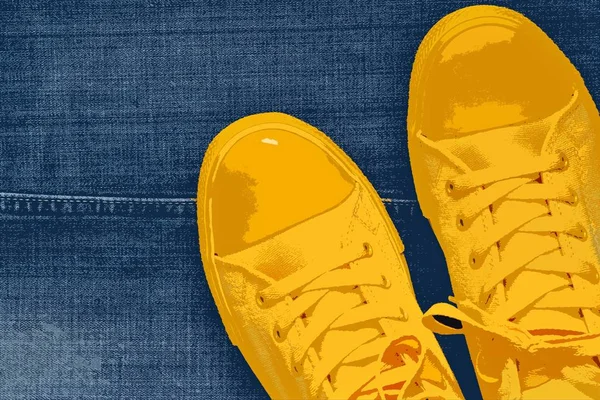 Модные спортивные туфли крупным планом на фоне джинсов — стоковое фото