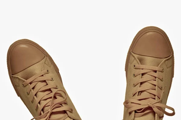 Modieuze gym schoenen close-up op een witte achtergrond — Stockfoto