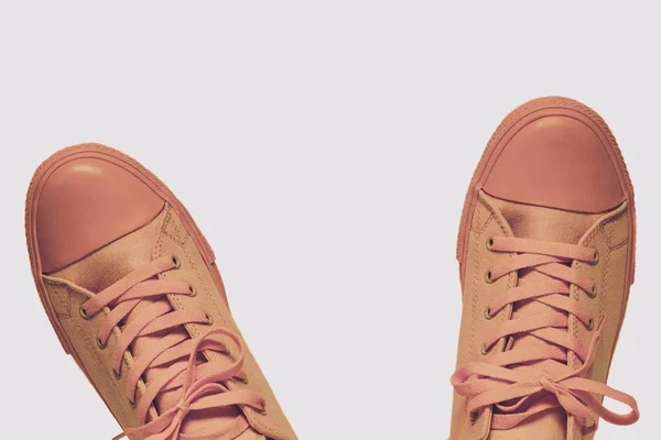 Modieuze gym schoenen close-up op een witte achtergrond — Stockfoto