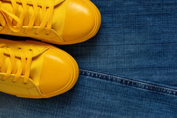 Modieuze gym schoenen close-up op de achtergrond van een jeans — Stockfoto