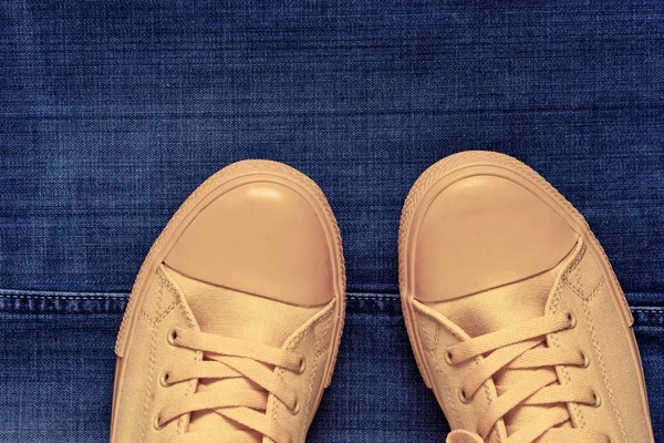 Siłownia modne buty zbliżenie na tle dżinsy — Zdjęcie stockowe
