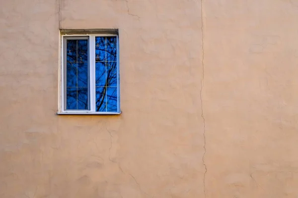 Одно окно на пустой стене дома — стоковое фото