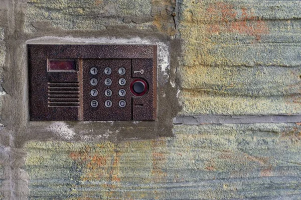 Panel hantering av den gamla högtalartelefonen på dörren på en betongvägg — Stockfoto
