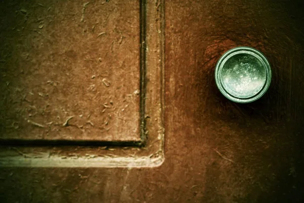 En del av en gammal dörr med handtaget — Stockfoto