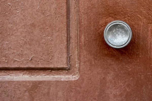 손잡이가 있는 오래된 문 부분 — 스톡 사진