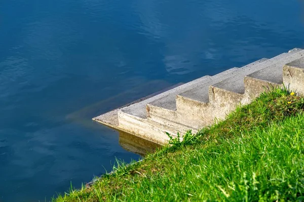 Landscape with step descent to water — Stock Photo, Image