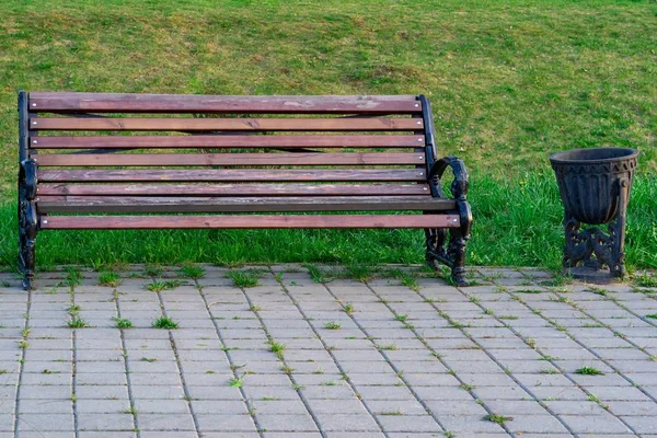 Viejo banco y cubo de basura para el primer plano de la basura en el parque —  Fotos de Stock