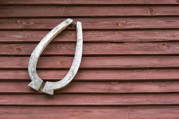 Velho colarinho de madeira de um cavalo em uma parede de madeira — Fotografia de Stock