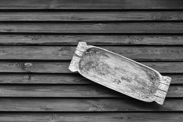 Bacia de madeira velha para lavar-se ou um cocho de alimentação suspende-se em uma parede de madeira — Fotografia de Stock