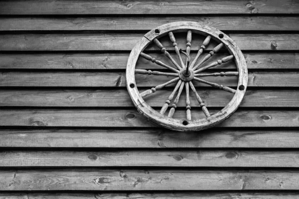 Stare drewniane koło do starożytnego mechanizmu — Zdjęcie stockowe