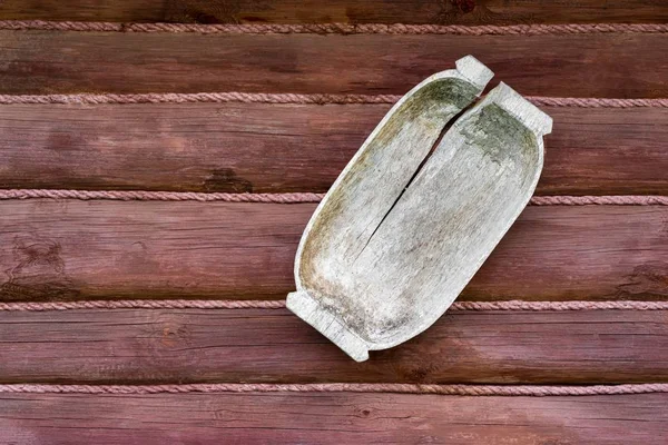 Viejo lavabo de madera para lavar o un comedero cuelga en una pared de madera —  Fotos de Stock