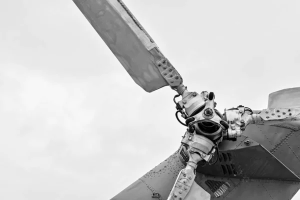 Část boční vrtule starého vojenského vrtulníku — Stock fotografie