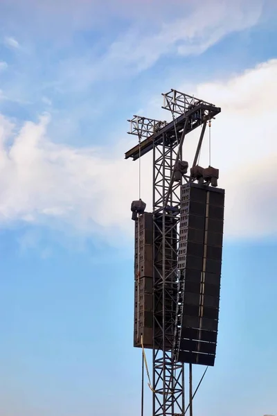 Sceniska och konsert högtalare är placerade på metallkonstruktioner — Stockfoto