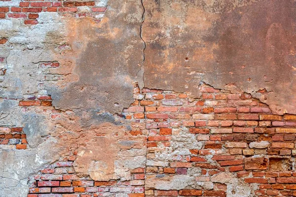 Zničená cihlová zeď pro pozadí. — Stock fotografie