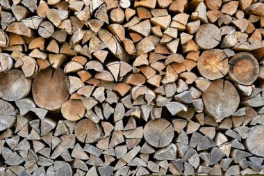 Dokulu uç yüzü ile bir yığın ahşap yakacak odun.