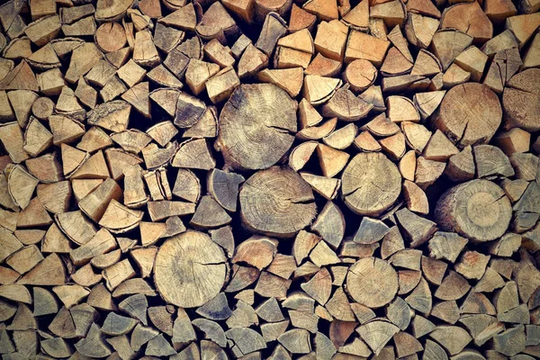 Houten brandhout in een stapel met het getextureerde eind gezicht. — Stockfoto