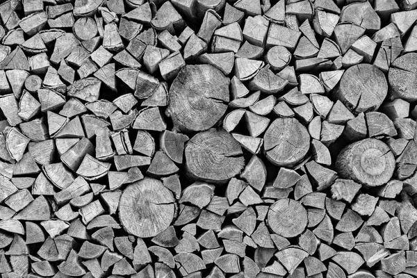 Houten brandhout in een stapel met de getextureerde einde gezicht van monochrome Toon. — Stockfoto