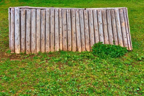 Estrutura de madeira velha ou parte separada da parede de log — Fotografia de Stock