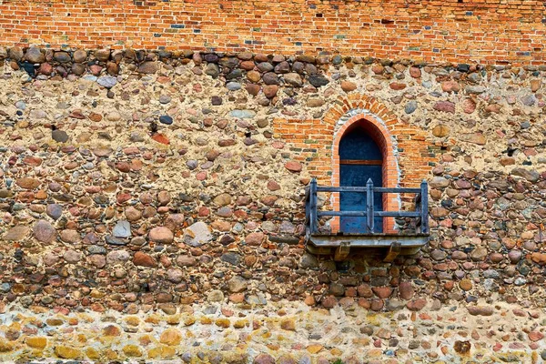 Antica parete in pietra con balcone in legno — Foto Stock